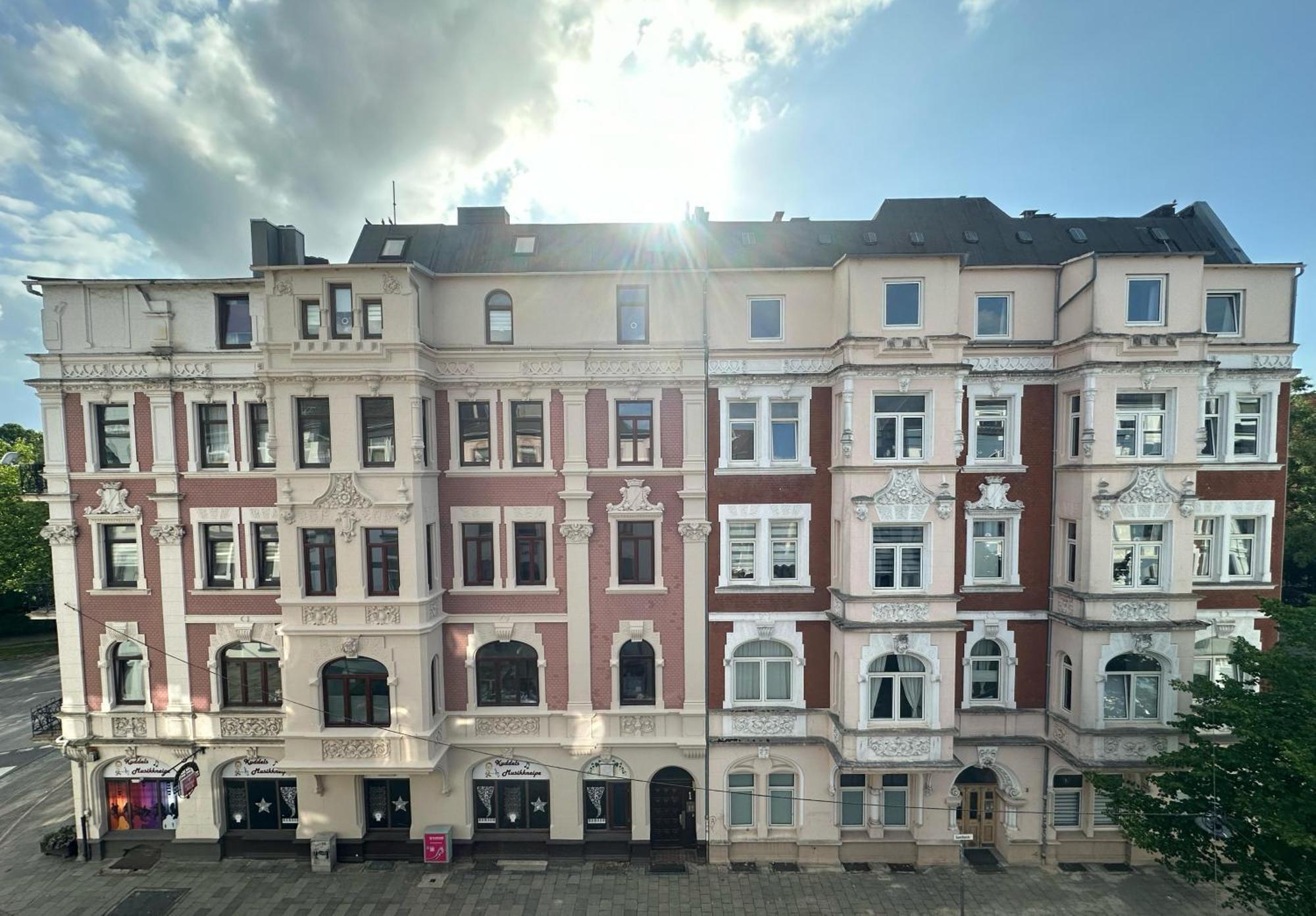 Exklusives Apartment Im Historischen Wohnhaus Mit Kamin, Bad & Viel Platz Бремерхавен Екстериор снимка