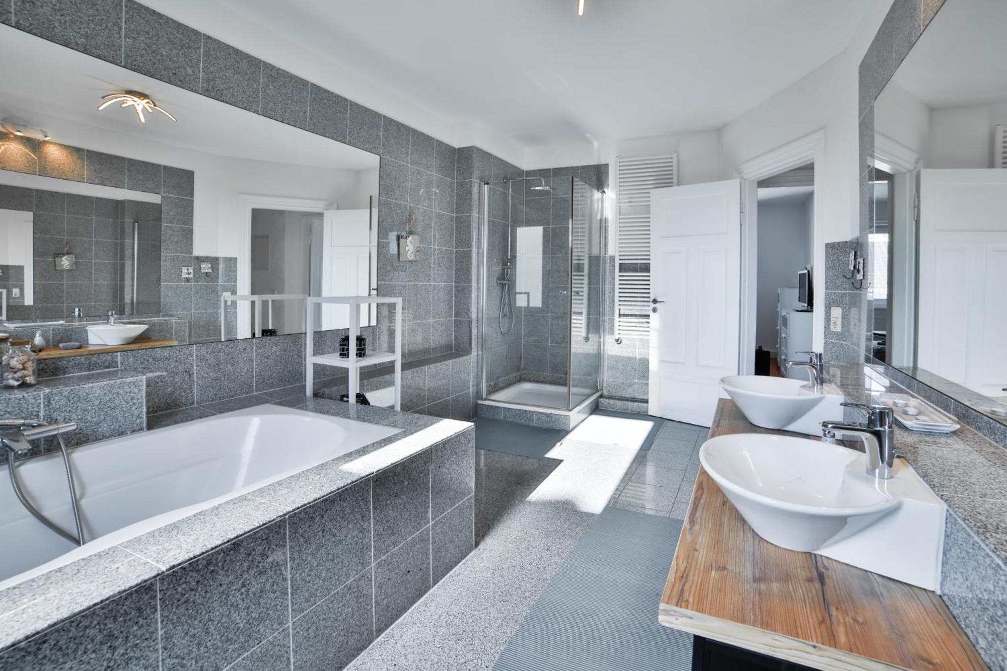 Exklusives Apartment Im Historischen Wohnhaus Mit Kamin, Bad & Viel Platz Бремерхавен Екстериор снимка